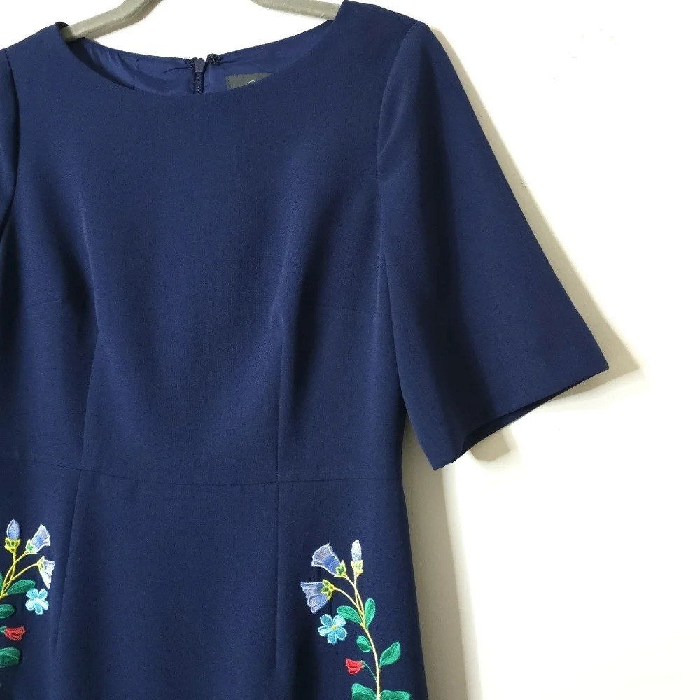 ADRIANNA PAPELL Nwot Short Sleeve Sheath Dress w/ Embroidered Flowers, Size 8 - Picture 4 of 15